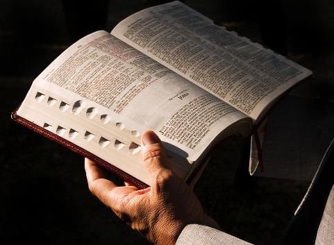 20 приводів читати Біблію